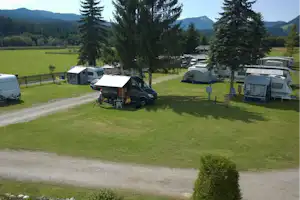 Camping Grimmingsicht - Wohnwagen- und Zeltstellplatz auf Rasen zwischen Bäumen