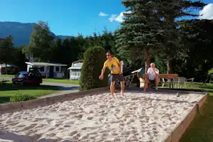 Camping Grimmingsicht - Boccia spielende Gäaste auf dem Campingplatz