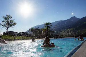Camping Grosswalsertal - Pool mit Blick auf die Berge auf dem Campingplatz