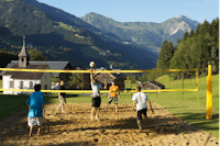 Camping Grosswalsertal  - Volleyballfeld mit Blick auf die Berge