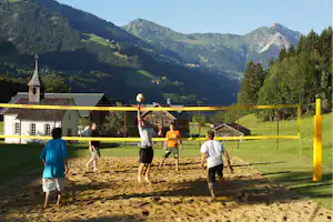 Camping Grosswalsertal - Volleyballfeld mit Blick auf die Berge
