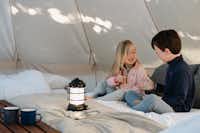 Camping Grottes de Han - Innenansicht eines Zeltes mit spielenden Kindern