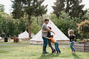 Camping Grottes de Han - Spielende Campinggäste auf dem Campingplatz