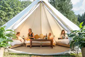 Cocoon Village - Familie im Inneren eines Glamping-Zeltes