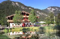 Camping Grubhof - Wirtshaus mit Blick auf den Teich