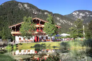 Camping Grubhof - Wirtshaus mit Blick auf den Teich