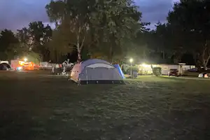 Themencamping Grünewalder Lauch Camping Grünewalder Lauch - Blick auf die Standplätze auf der Wiese am Abend