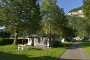 Camping Grund - Wohnwagen- und Zeltstellplatz zwischen Bäumen auf dem Campingplatz