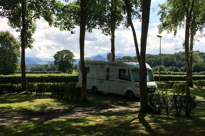 Camping Pyrénées Nature - Wohnwagenstellplatz vom Campingplatz zwischen Bäumen mit Blick auf die Pyrenäen 