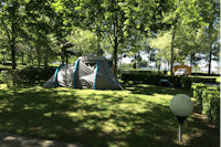 Camping Pyrénées Nature - Zeltstellplatz vom Campingplatz zwischen Bäumen