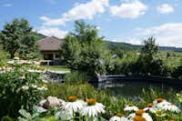 Camping & Guesthouse Sedliacky Dvor - Kleiner Teich umring von Blumen und Büschen auf dem Campingplatz