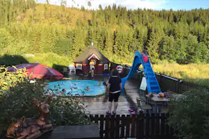 Camping Gullvag - Gäste liegen am Pool in der Sonne