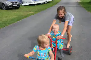 Camping Gullvag - Spielende Kinder auf dem Campingplatz