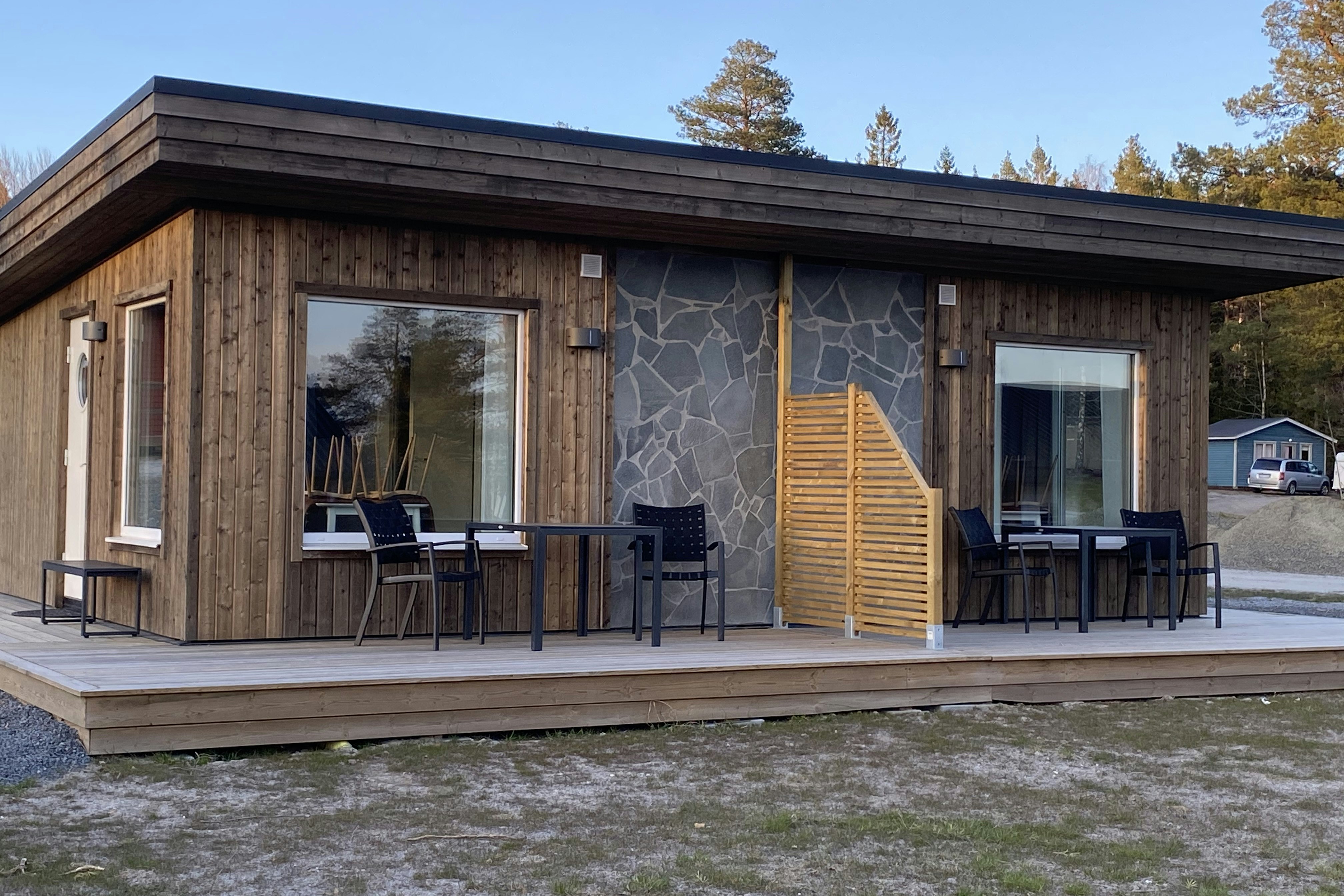 Camping Gullviks Havsbad  - Mobilheim mit Terrasse auf dem Campingplatz