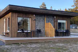 Camping Gullviks Havsbad - Mobilheim mit Terrasse auf dem Campingplatz