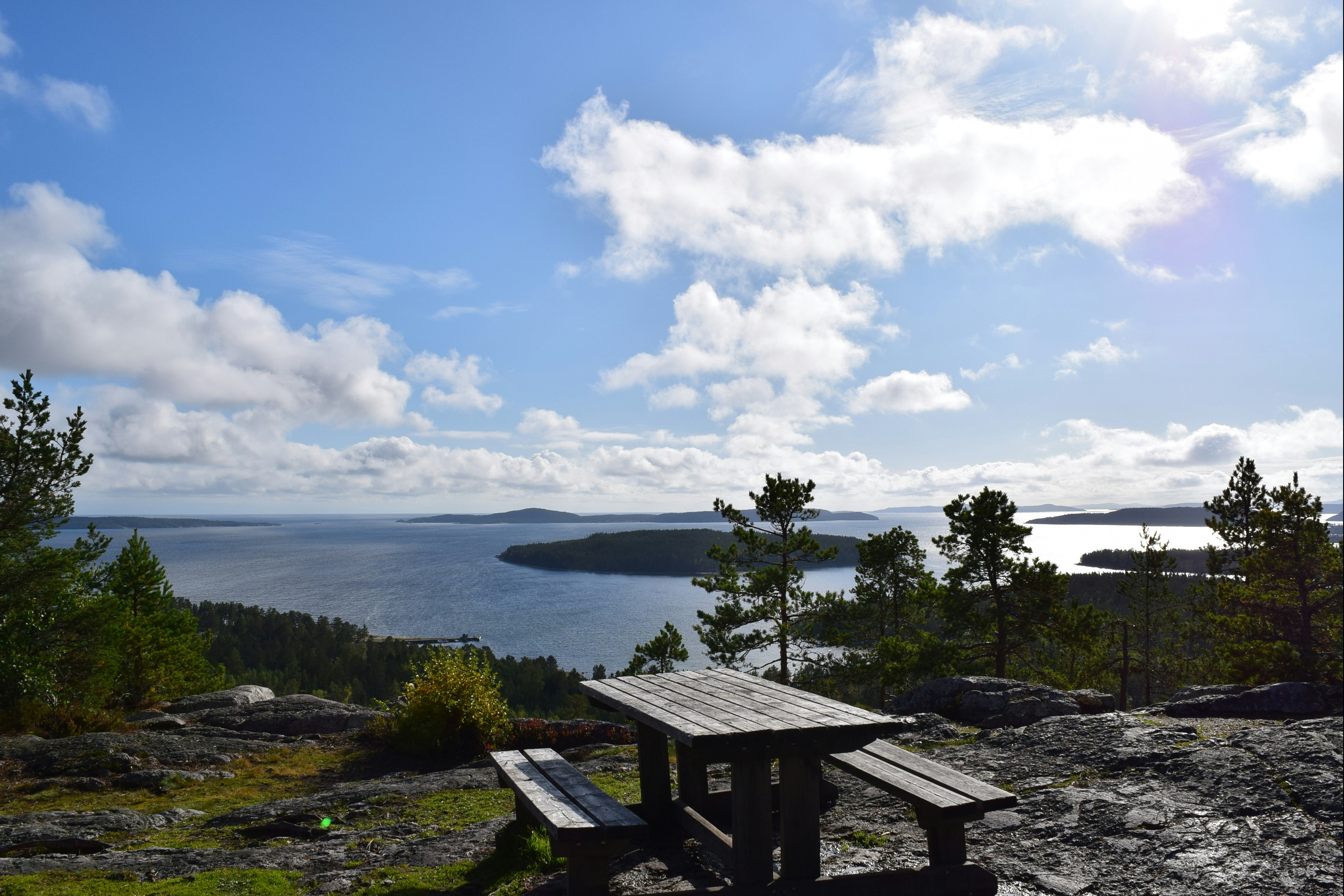Camping Gullviks Havsbad - Picknickbank auf einem Aussichtspunkt