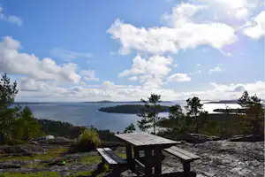 Camping Gullviks Havsbad - Picknickbank auf einem Aussichtspunkt