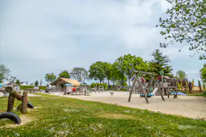 EuroParcs Gulperberg Camping Gulperberg Panorama - Blick auf den Kinderspielplatz mit Klettergerüst