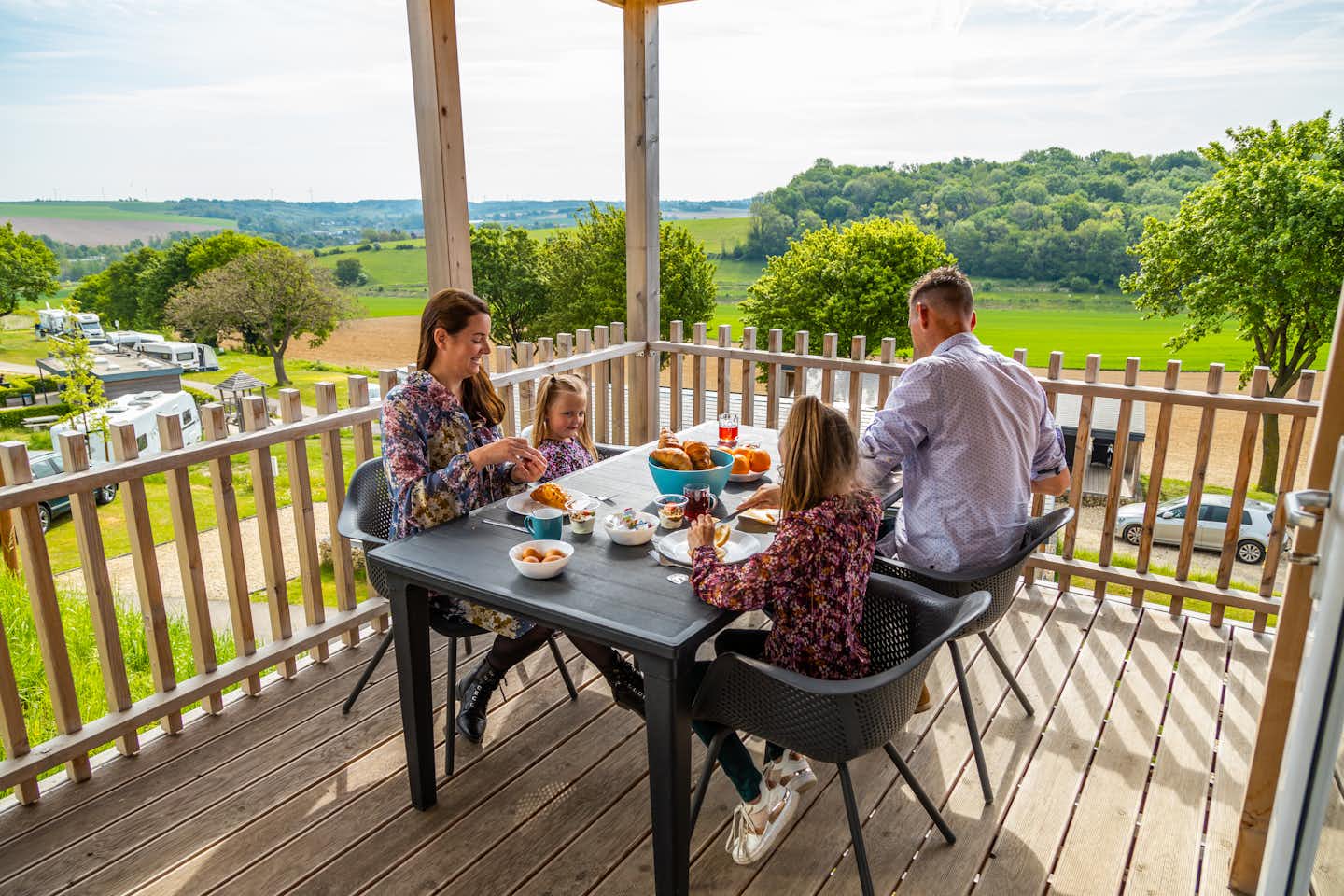 EuroParcs Gulperberg  Camping Gulperberg Panorama - Familie beim Frühstücken auf der Terrasse ihres Mobilheims