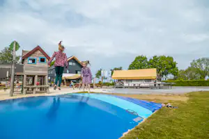 EuroParcs Gulperberg Camping Gulperberg Panorama - Hüpfburg auf dem Kinderspielplatz
