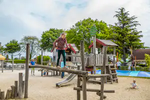 EuroParcs Gulperberg Camping Gulperberg Panorama - Kinder beim Spielen auf dem Klettergerüst