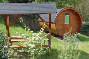 Camping Gut Kalberschnacke - Mobilheim vom Campingplatz mit überdachtem Picknicktisch im Grünen