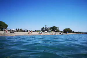 Camping Gythion Bay - Camper am Strand vom Campingplatz
