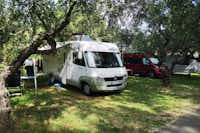Camping Gythion Bay  - Wohnwagen und Wohnmobile auf dem Stellplatz vom Campingplatz zwischen Bäumen