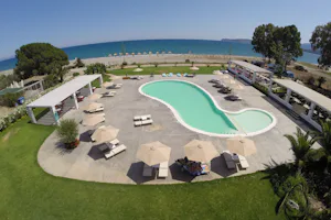 Camping Gythion Bay - Pool und Badestrand mit Liegestühlen und Sonnenschirmen beim Campingplatz