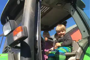 Camping Gyvelborg - Kinder auf dem Traktor auf dem Campingplatz