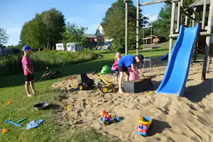 Camping Gyvelborg - Spielplatz mit Sand für Kinder auf dem Campingplatz