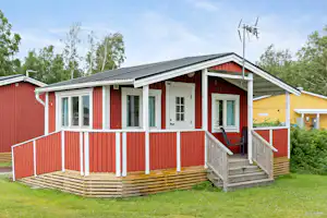 First Camp Hagön-Halmstad - Blick auf ein Mobilheim mit Terrasse