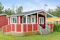 First Camp Hagön-Halmstad - Blick auf ein Mobilheim mit Terrasse