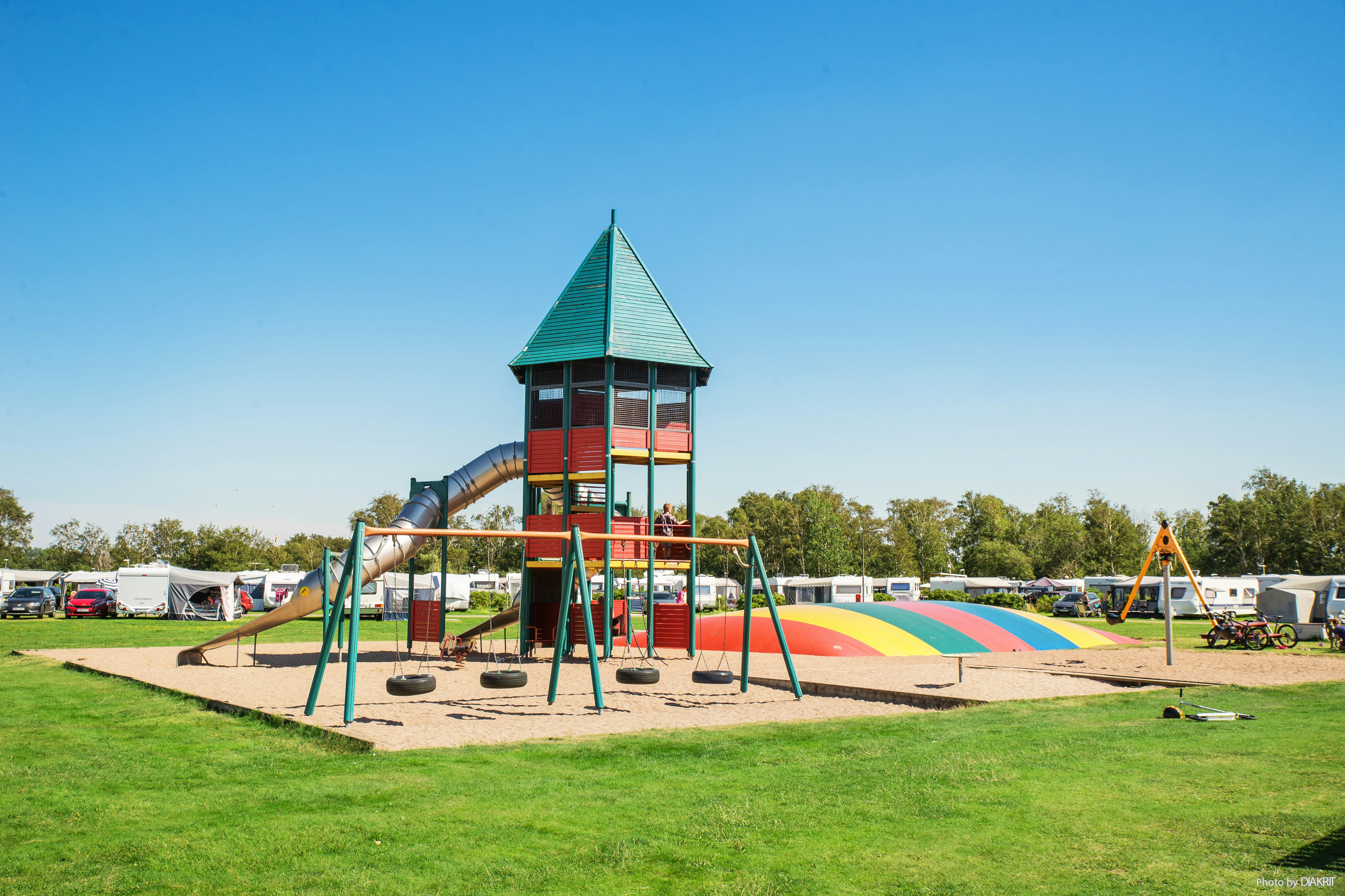 First Camp Hagön-Halmstad - Kinderspielplatz mit Klettergerüst, Schaukeln und Lufttrampolin
