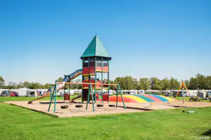 First Camp Hagön-Halmstad - Kinderspielplatz mit Klettergerüst, Schaukeln und Lufttrampolin