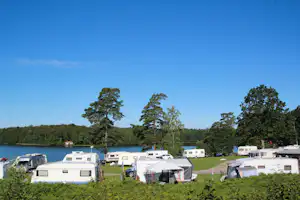 Camping Halen - Blick auf die Stellplätze auf der Wiese am Wasser