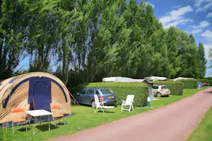 Camping Haliotis - Strasse auf dem Campingplatz mit Stellplätzen am Rand
