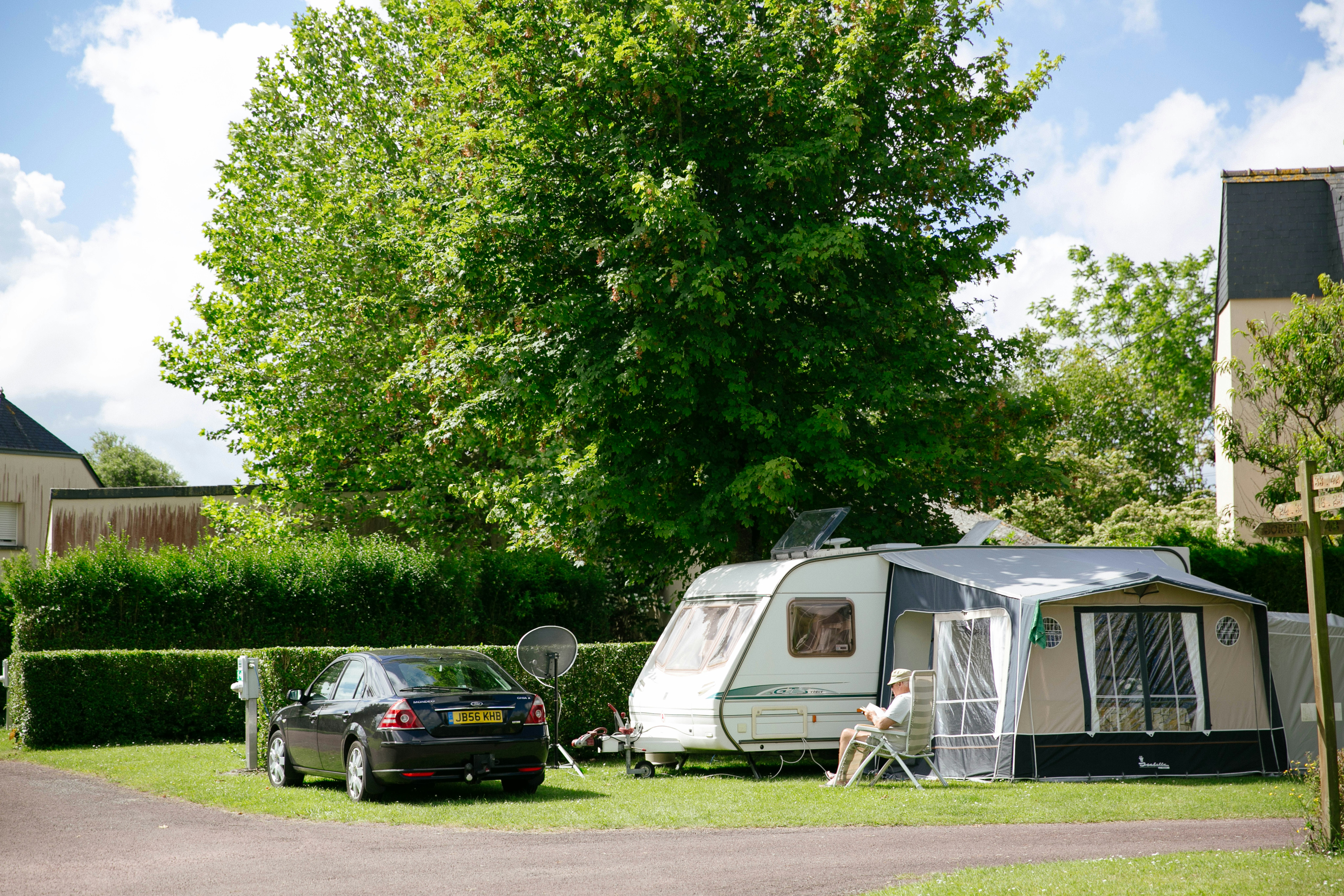 Camping Seasonova Haliotis  Camping Haliotis - Blick auf Standplatz durch Hecke begrenzt