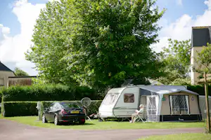 Camping Seasonova Haliotis Camping Haliotis - Blick auf Standplatz durch Hecke begrenzt