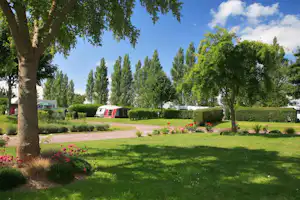 Camping Seasonova Haliotis Camping Haliotis - Standplätze auf grüner Wiese getrennt durch Hecken