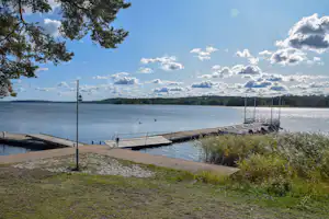 KustCamp Gamleby - Blick auf den See mit Bademöglichkeit und den Steg
