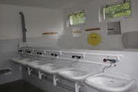 Camping Hana -  Sanitärgebäude mit Waschbecken und Spiegel