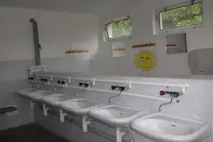 Camping Hana - Sanitärgebäude mit Waschbecken und Spiegel