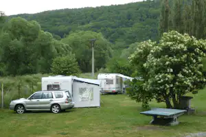 Camping Hana - Wohnwagenstellplätze auf dem Campingplatz im Grünen