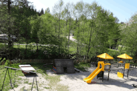 Camping Harfenmühle  -  Spielplatz vom Campingplatz mit Rutsche und Schaukel