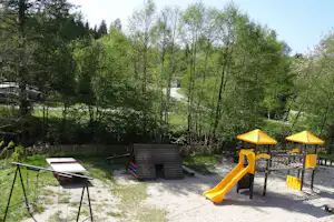 Camping Harfenmühle - Spielplatz vom Campingplatz mit Rutsche und Schaukel