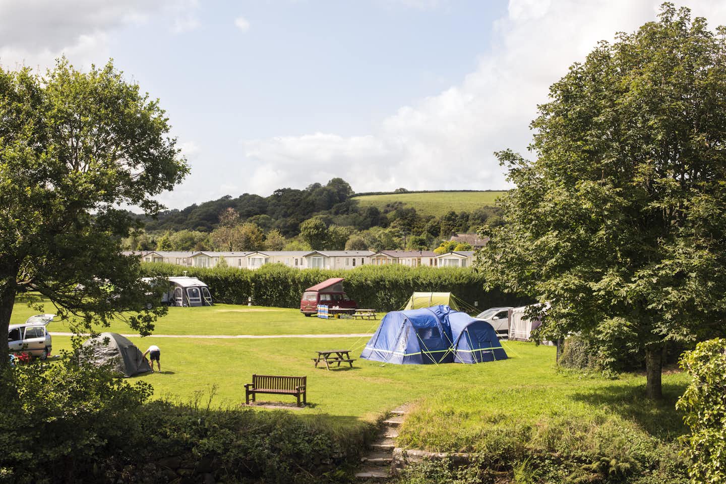 Camping Harford Bridge Holiday Park - Campingplatzgelände mit Zeltwiese, Stellplätzen und Mietunterkünften