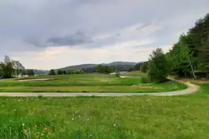 Camping Haus Seeblick - Straße im Grünen zum Campingplatz
