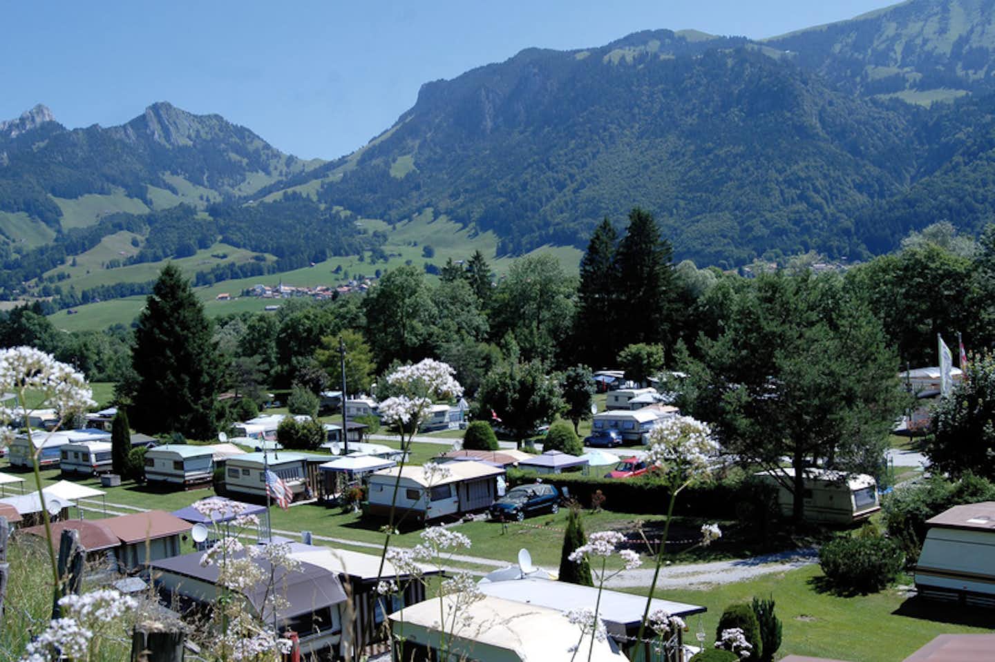 Camping Haute Gruyère  -  Wohnwagen- und Zeltstellplatz mit Blick auf die Berge auf dem Campingplatz