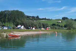 Camping Haute Gruyère - Strand am Fluss auf dem Campingplatz